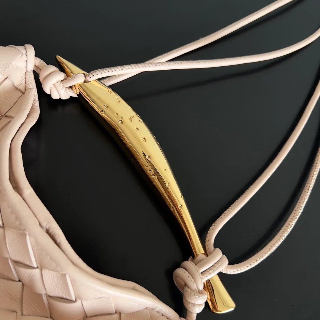 Batch of 1260 BV Mini Sardine is coming‼ ️Super high-end, stainless steel hardware + 24k real gold plating process, fish scales (concave and convex positions) are the finishing touch, the sardine bag that can be carried cross-body is completely beautiful to the heart. The metal element handle and the weaving are perfectly combined to completely integrate the artistic sense and elegance and fashion. It is really like a work of art🏺The large size is elegant, the small size is exquisite and cute, a must-have item for fashionistas, and the details are perfectly reproduced. Style number: 744267 Size 20*12*2.5